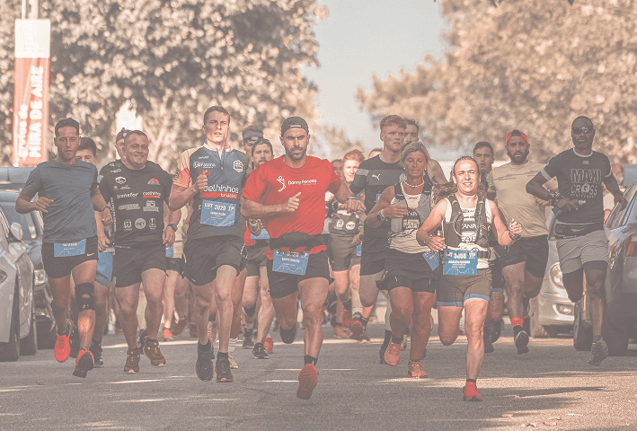 Corredores em evento esportivo